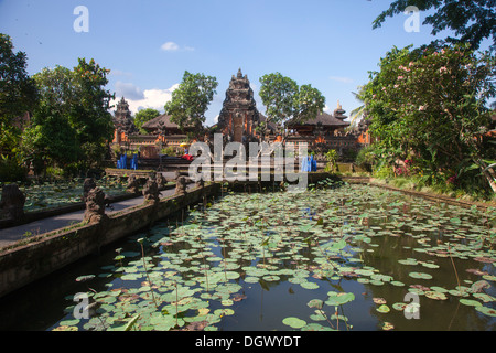 Lotusblüte Teich Garten Restaurant Ubud Bali Indonesien entspannen Essen grünes Wasser grün Attraktion Schönheit Ruhe Ruhe Stockfoto