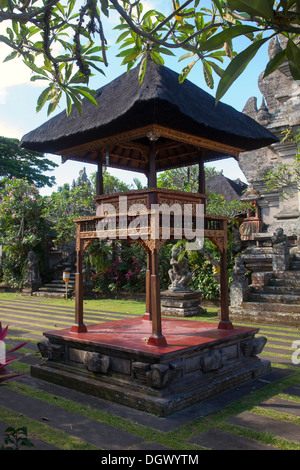 religiöse Strukturen Ubud Bali Indonesien Pavillon vor Ort Anbetung Götter Tempel Bereich traditionelle Tradition Bedeutung Kunstskulptur Stockfoto