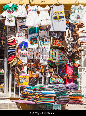 Souvenir Stall zu verkaufen, Kleidung, Taschen, Tüchern, geschnitzten und Leder waren in zentralen Cabo San Lucas, Baja California Sur, Mexiko Stockfoto