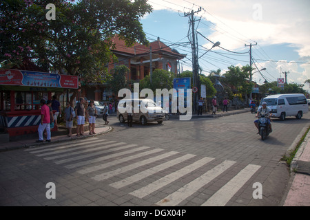 Monkey Forest Road Kreuzung Ubud Bali Indonesien Asien Stadt Touristen Verkehr Stadtautos, die Polizisten zu regulieren wenden sich die Attraktion Menschen Stockfoto