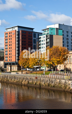 Blick in Richtung der broomielaw am nördlichen Ufer des Flusses Clyde im Zentrum von Glasgow, mit Inn Hotel der Jury. Stockfoto