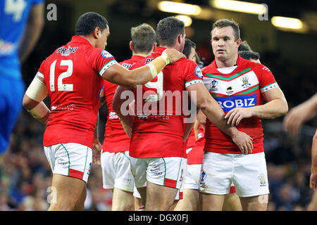 Cardiff, Wales. 26. Oktober 2013. Neil Budworth (Wales &amp; Moranbah Bergleute) feiert mit der Mannschaft während der Rugby League World Cup-Spiel zwischen Wales und Italien aus dem Millennium Stadium. Bildnachweis: Aktion Plus Sport/Alamy Live-Nachrichten Stockfoto