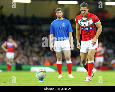 Cardiff, Wales. 26. Oktober 2013. Lloyd White (Wales &amp; Widnes Wikinger) verstärkt die Konvertierung nehmen während der Rugby League World Cup Spiel zwischen Wales und Italien aus dem Millennium Stadium. Bildnachweis: Aktion Plus Sport/Alamy Live-Nachrichten Stockfoto