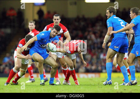 Cardiff, Wales. 26. Oktober 2013. Elliot Kear (Wales &amp; Bradford Bulls) Herausforderungen für den Ball während der Rugby League World Cup-Spiel zwischen Wales und Italien aus dem Millennium Stadium. Bildnachweis: Aktion Plus Sport/Alamy Live-Nachrichten Stockfoto