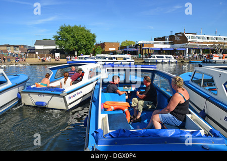 Kreuzfahrt Boote am Fluss Bure, Wroxham, Norfolk Broads, Norfolk, England, Vereinigtes Königreich Stockfoto