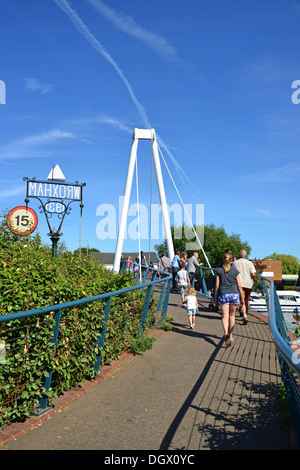 Fußgängerbrücke über den Fluß Bure, Wroxham, Norfolk Broads, Norfolk, England, Vereinigtes Königreich Stockfoto