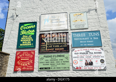 Werbeschilder am Ende des Gebäudes, Hay-on-Wye, Powys, Wales, Vereinigtes Königreich Stockfoto