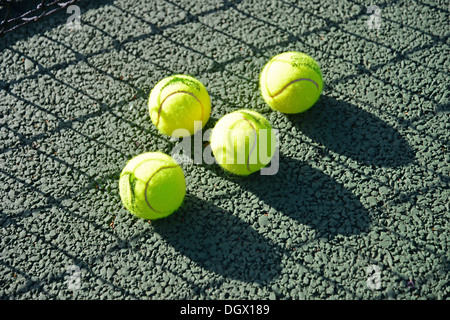 Tennisbälle auf Gericht, Royal Ascot-Tennis-Club, Ascot, Berkshire, England, Vereinigtes Königreich Stockfoto