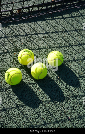 Tennisbälle auf Gericht, Royal Ascot-Tennis-Club, Ascot, Berkshire, England, Vereinigtes Königreich Stockfoto