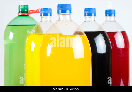 Kohlensäurehaltige Getränke in Plastikflaschen. Bunte Getränke. Studio gedreht Stockfoto