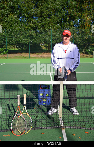 Tennislehrer auf Gericht, Royal Ascot-Tennis-Club, Ascot, Berkshire, England, Vereinigtes Königreich Stockfoto