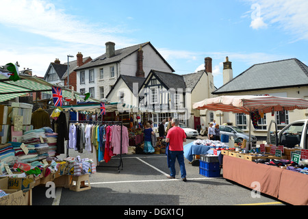 Outdoor-Markt in Town Square, Hay-on-Wye (Y Gelli Gandryll), Powys, Wales, Vereinigtes Königreich Stockfoto