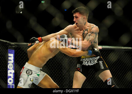 Manchester, UK. 26. Oktober 2013. Norman Parke (NIR) in den schwarzen besiegt Jon Tuck (USA) in den weißen durch einstimmigen Beschluss während der Main Karte leichte Kampf bei UFC Fight Night: Machida vs. Munoz in Phones 4u Arena. © Aktion Plus Sport/Alamy Live-Nachrichten Stockfoto