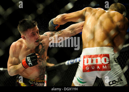 Manchester, UK. 26. Oktober 2013. Norman Parke (NIR) in den schwarzen besiegt Jon Tuck (USA) in den weißen durch einstimmigen Beschluss während der Main Karte leichte Kampf bei UFC Fight Night: Machida vs. Munoz in Phones 4u Arena. © Aktion Plus Sport/Alamy Live-Nachrichten Stockfoto