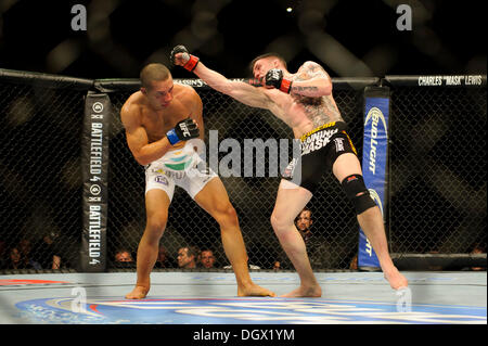 Manchester, UK. 26. Oktober 2013. Norman Parke (NIR) in den schwarzen besiegt Jon Tuck (USA) in den weißen durch einstimmigen Beschluss während der Main Karte leichte Kampf bei UFC Fight Night: Machida vs. Munoz in Phones 4u Arena. © Aktion Plus Sport/Alamy Live-Nachrichten Stockfoto