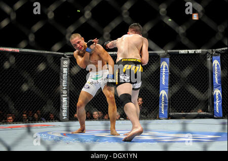 Manchester, UK. 26. Oktober 2013. Norman Parke (NIR) in den schwarzen besiegt Jon Tuck (USA) in den weißen durch einstimmigen Beschluss während der Main Karte leichte Kampf bei UFC Fight Night: Machida vs. Munoz in Phones 4u Arena. © Aktion Plus Sport/Alamy Live-Nachrichten Stockfoto