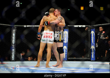 Manchester, UK. 26. Oktober 2013. Norman Parke (NIR) in den schwarzen besiegt Jon Tuck (USA) in den weißen durch einstimmigen Beschluss während der Main Karte leichte Kampf bei UFC Fight Night: Machida vs. Munoz in Phones 4u Arena. © Aktion Plus Sport/Alamy Live-Nachrichten Stockfoto