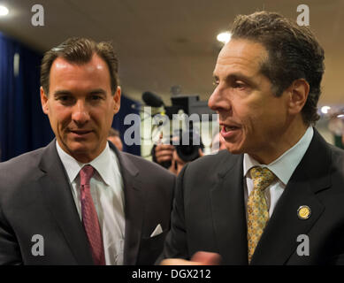 Albertson, New York, USA 26. Oktober 2013. R-L, New Yorker Gouverneur ANDREW CUOMO unterstützt TOM SUOZZI für Nassau County Executive mit Unterstützern, Veteranen, Gewerkschaftsmitglieder und demokratischen Kandidaten für ein Amt in Nassau und Suffoilk Grafschaften in Long Island, einschließlich der Ankündigung Raum an der Albertson Veteranen der ausländischen Wars VFW Post. Demokrat Suozzi, dem ehemaligen Nassau County Executive und republikanischen Encumbant Mangano gegeneinander in einem Rückkampf im kommenden November 5. Wahl. © Ann E Parry/Alamy-Live-Nachrichten Stockfoto