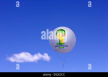 Fesselballon mit dem FIFA-Logo der Fußball-Weltmeisterschaft 2014 in Brasilien, Bayern, Deutschland Stockfoto