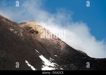 Ätna mit Rauch aufgehenden, aktiven Vulkan, Sizilien, Italien, Europa Stockfoto