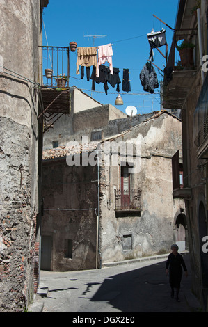 Wäsche aufhängen zum Trocknen zwischen Häusern, Randazzo, Sizilien, Italien, Europa Stockfoto