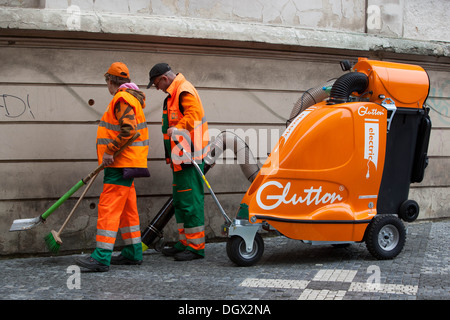 Reinigungscrew Prag Straße, Tschechische Republik Stockfoto