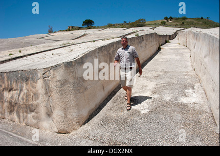 Der Riss, Cretto, des Künstlers Alberto Burri, Ruinen von einem Erdbeben mit Zement als Mahnmal, übergossen Gibellina Vecchia Stockfoto