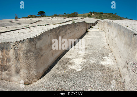 Der Riss, Cretto, des Künstlers Alberto Burri, Ruinen von einem Erdbeben mit Zement als Mahnmal, übergossen Gibellina Vecchia Stockfoto