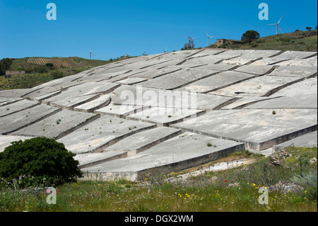 Der Riss, Cretto, des Künstlers Alberto Burri, Ruinen von einem Erdbeben mit Zement als Mahnmal, übergossen Gibellina Vecchia Stockfoto