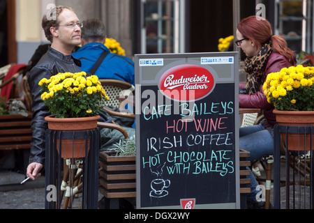 Restaurant Café Kafka, Straße Kreidetafel Menü, Touristen Prag Stockfoto