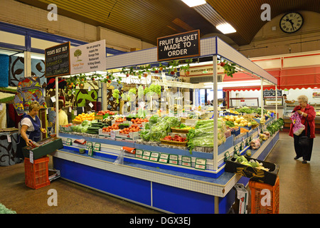 Obst & Gemüse Stand auf dem Buttermarkt, Markthalle, Hereford, Herefordshire, England, Vereinigtes Königreich Stockfoto