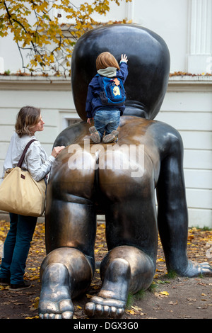 Bronze Babys, das Kunstwerk der David Cerny Statue im Museum Kampa, Prag, Tschechische Republik Frau Kind Kleinkind Junge Mutter Stockfoto