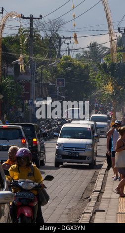 Stau Indonesien Bali Ubud Stadt Haupt Straße Autos Staus Menschen zuviel Gas Rauch ungesunde pendeln Transport Touristen Stockfoto