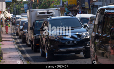 Stau Indonesien Bali Ubud Stadt Haupt Straße Autos Staus Menschen zuviel Gas Rauch ungesunde pendeln Transport Touristen Stockfoto