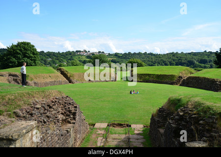 Überreste des römischen Amphitheaters, Caerleon, City of Newport (Casnewydd), Wales (Cymru), Großbritannien Stockfoto