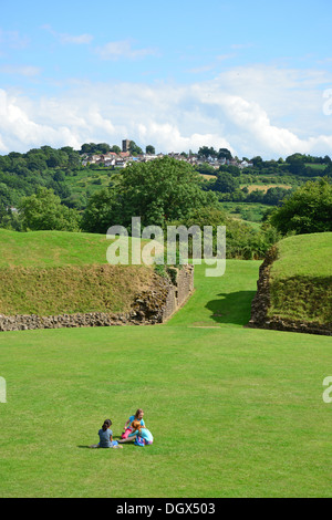 Überreste des römischen Amphitheaters, Caerleon, City of Newport (Casnewydd), Wales (Cymru), Großbritannien Stockfoto