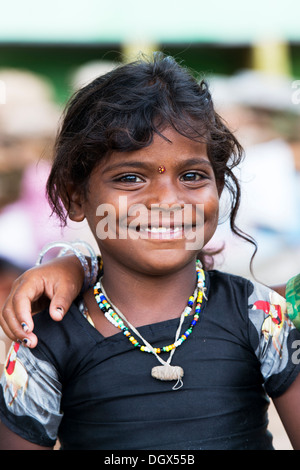 Glücklich lächelnd niedrigere Kaste Inderin Lächeln auf den Lippen.  Andhra Pradesh, Indien. Stockfoto