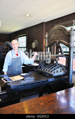 Alte Druckerei-Demonstration am Mystic Seaport, Connecticut, USA Stockfoto