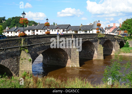 Historische Steinbrücke über den Fluss Usk, Usk, Monmouthshire, Wales (Cymru), Großbritannien Stockfoto