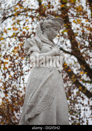 Berlin, Deutschland. 25. Oktober 2013. Denkmal der Königin Louise von Preußen wird im Tiergarten in Berlin, Deutschland, 25. Oktober 2013 gesehen. Die renovierten Statue von der preußischen Königin Louise wird in einer Zeremonie am 30. Oktober 2013 geehrt. Foto: FLORIAN SCHUH/Dpa/Alamy Live News Stockfoto