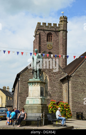 St. Marien Kirche und Herzog von Wellington Statue, Brecon, Brecon Beacons National Park, Powys, Wales, Vereinigtes Königreich Stockfoto