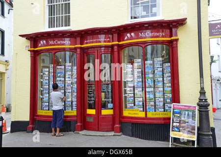 McCartneys Immobilienmaklern, High Street, Brecon, Brecon Beacons National Park, Powys, Wales, Vereinigtes Königreich Stockfoto