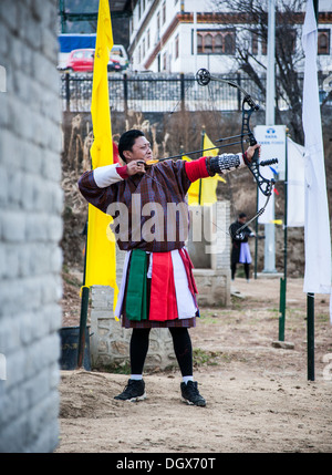 Ein Bogenschütze zielt auf seinem Ziel 140 Meter entfernt. Thimphu, Bhutan Stockfoto