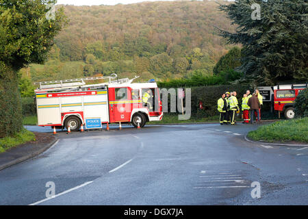 Cheddar, Somerset, UK. 27. Oktober 2013. Feuerwehrauto Absperren der A371 Axbridge, Cheddar-Straße. Es ist verstanden, aber nicht als junge Menschen zu Fuß zurück von einer Nacht in Weston Super Mare bestätigt 27. Oktober 2013 Credit: TW Foto Bilder/Alamy Live News Stockfoto