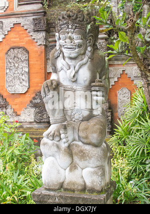 Balinesischen Sandstein Skulptur im Garten Stockfoto