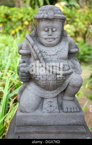 Balinesischen Sandstein Skulptur im Garten Stockfoto