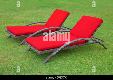 Zwei leere Strandkörbe auf dem Rasen Stockfoto