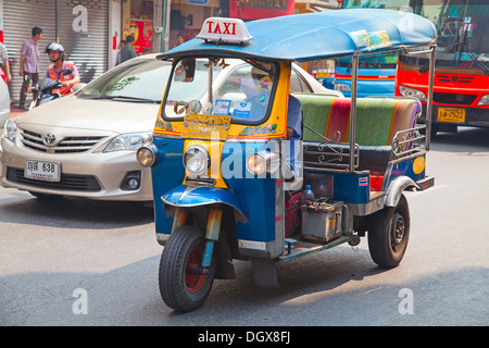 Bangkok - 20. Februar: Tuk-tuk Moto Taxi auf der Straße in der chinatown am 20. Februar 2012 in Bangkok. berühmten Bangkok moto-Taxi, Tuk-tuk ist ein Wahrzeichen der Stadt und beliebtes Verkehrsmittel. Stockfoto