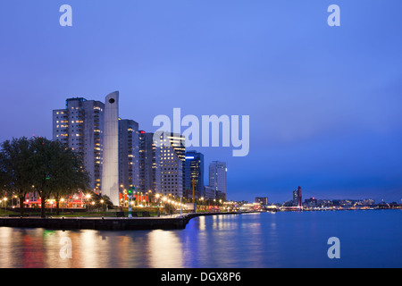 Blick auf den Fluss von Rotterdam Stadtzentrum entfernt in der Nacht in den Niederlanden, Provinz Südholland. Stockfoto