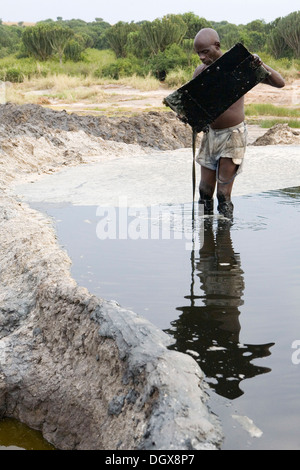 Salz Arbeiter arbeiten auf See Kasenyi, Queen Elizabeth National Park, Kasenyi, Uganda, Afrika Stockfoto